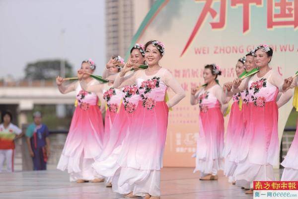 岭南师范学院“百千万工程”梦翼突击队在彩楼小学开展舞蹈教学活动