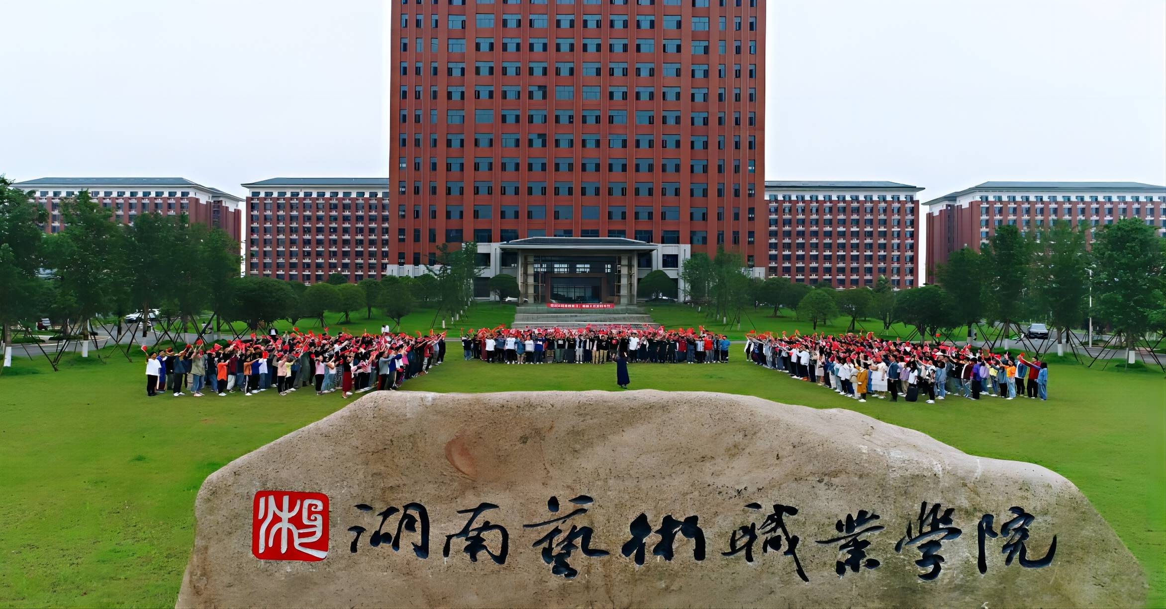 美女斗地主内购破解版-湖南：女舞蹈老师雪中跳钢管舞，穿着清凉不怕冷，网友：真的抗冻